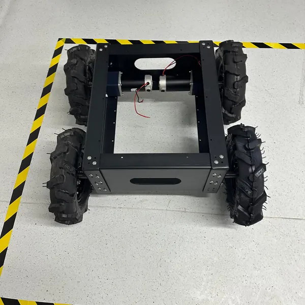Robotun siyah çelik şasesi ve dört tekerleği, imalat sırasında