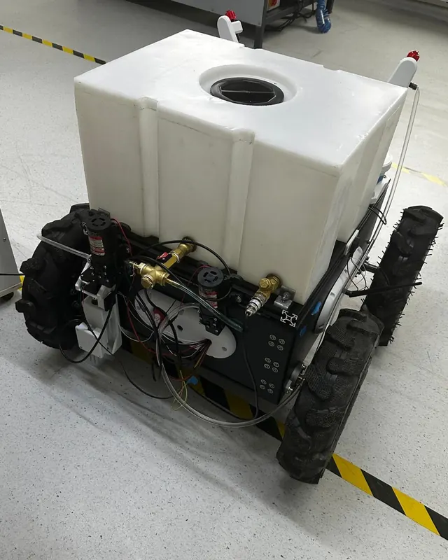 Robotun arkadan görünümü: pompalar, vanalar ve arazi tipi tekerlekler