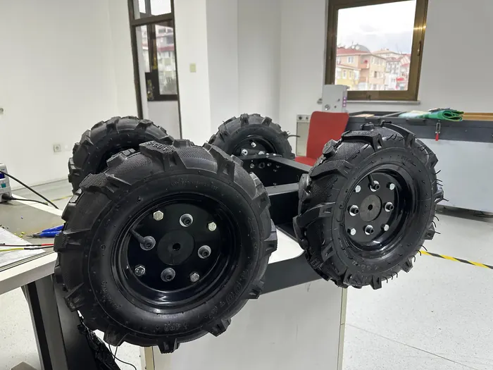 Arazi tipi pnömatik tekerlekler ve güç aktarımı
